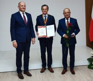 Read more about the article WŁADYSŁAW ŁOBOZ ODZNACZONY ODZNAKĄ HONOROWĄ „ZASŁUŻONY DLA ZIEMI SĄDECKIEJ”